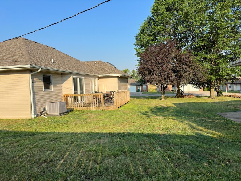 Building Photo - 1349 E Cambridge St