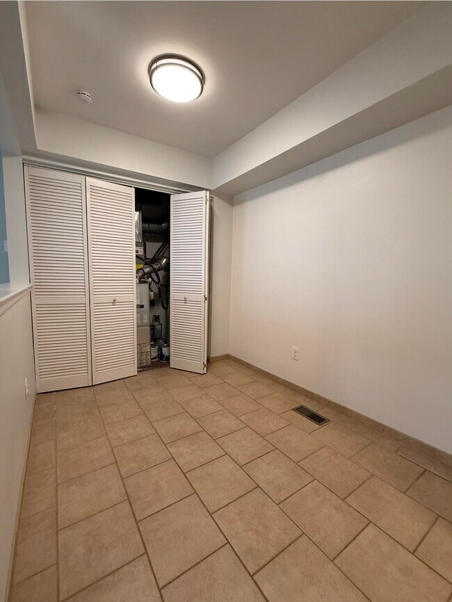 Building Photo - 519 Longshore Dr