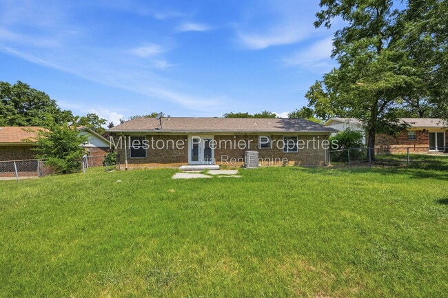 Building Photo - 302 Iowa St