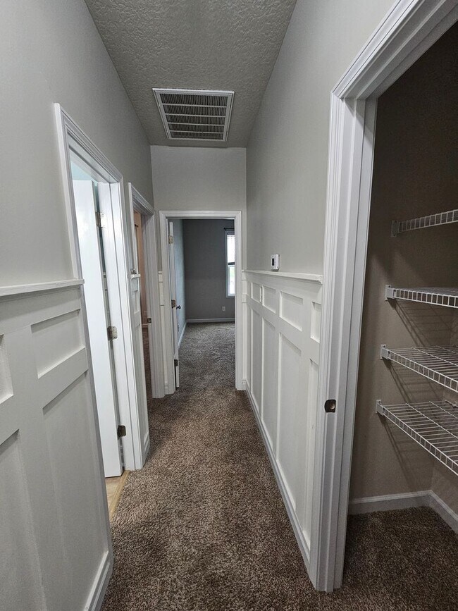 Building Photo - Spacious & Renovated 3 Bed Townhome w/ Garage