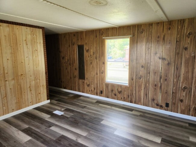 Building Photo - 1020 Aaron Ln