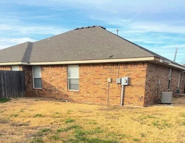 Building Photo - Great Duplex with Open Floor Plan - Wood Laminate Floors in Living