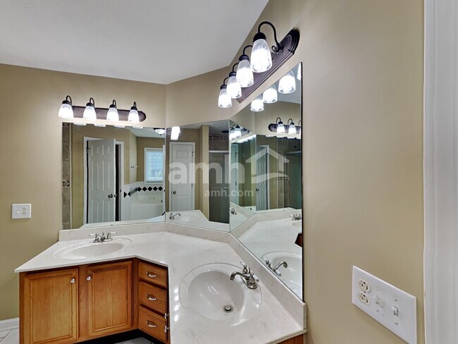 Building Photo - 2418 Taylor Close