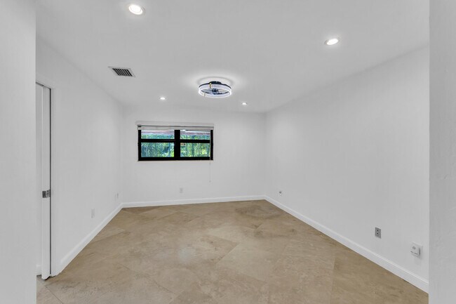 Building Photo - 2119 N 14th Terrace