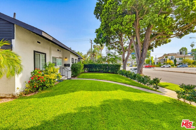 Building Photo - 9209 Paramount Blvd