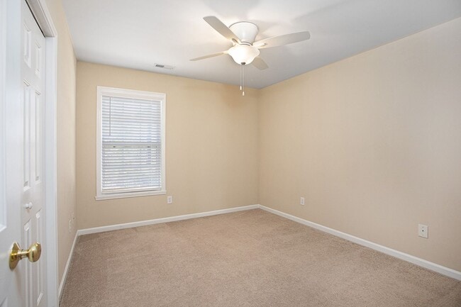 Building Photo - 3 bedroom home with large, fenced backyard convenient to RTP!