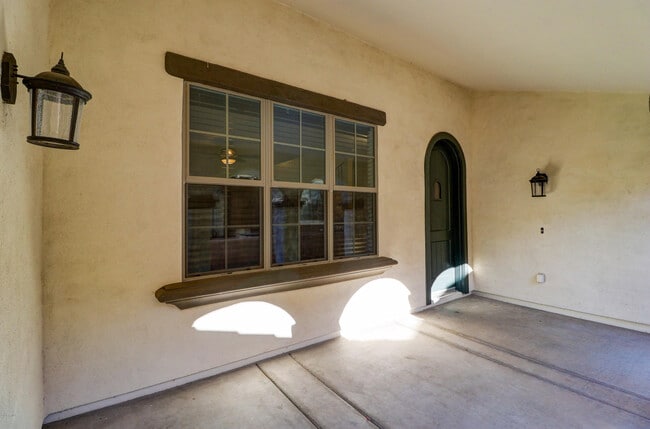 Building Photo - 15359 W Columbine Dr