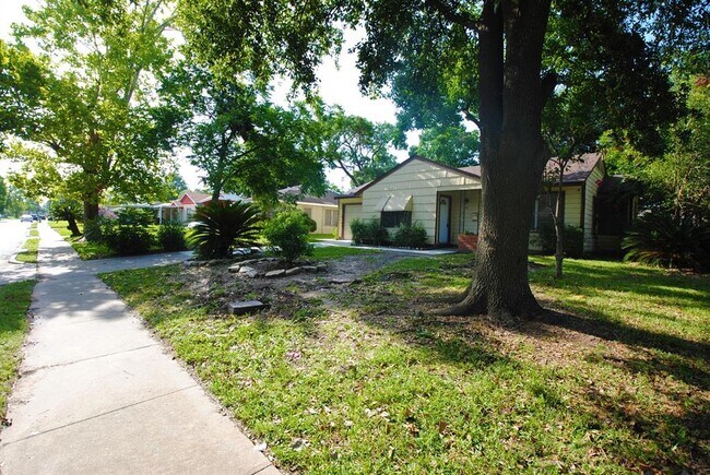 Building Photo - 3707 Daphne St