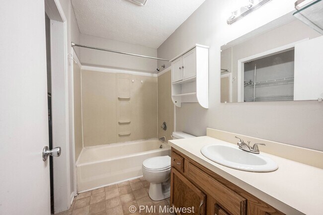 Building Photo - "Charming 2-Bed Haven with 1.5 Baths in Indianapolis – Cozy Living Awaits!"