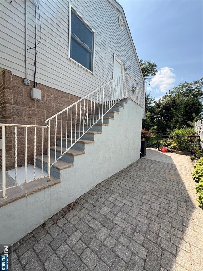 Building Photo - 100 3rd St