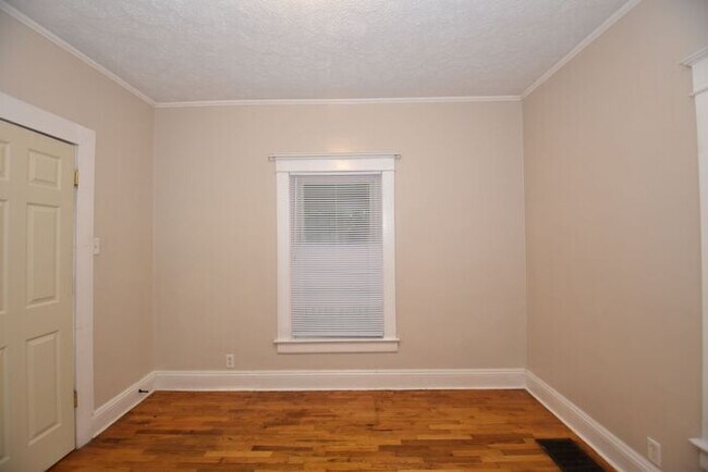 Building Photo - Mishawaka 1/2 story 3 bedroom single-family home with garage