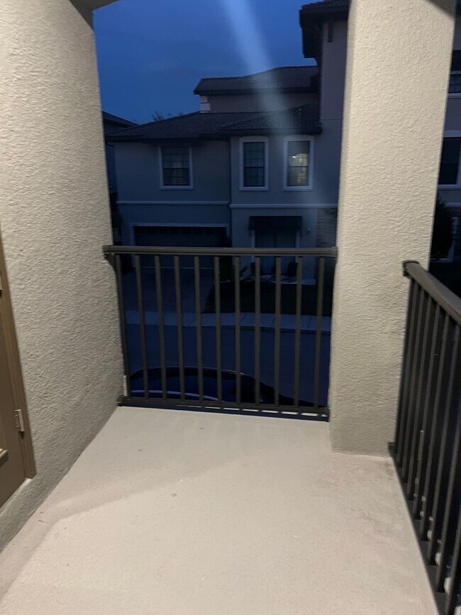 Building Photo - Incredible 5 Bedroom, 3 Bath Town home wit...