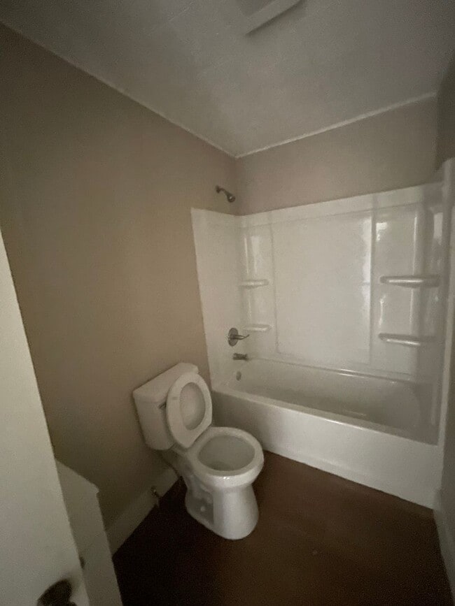 Building Photo - 2 Bedroom 1 Bath Home For Rent