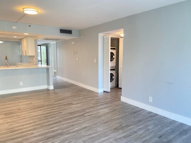 Building Photo - 20 Royal Palm Way