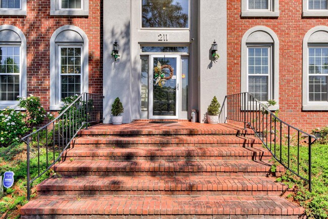 Building Photo - 211 Kestwick Dr W