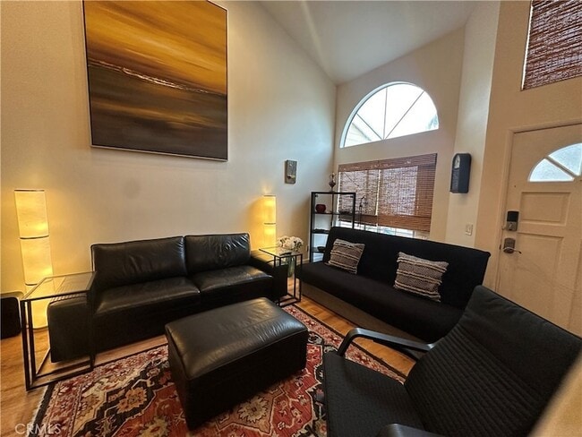 Building Photo - 2217 Vanderbilt Ln