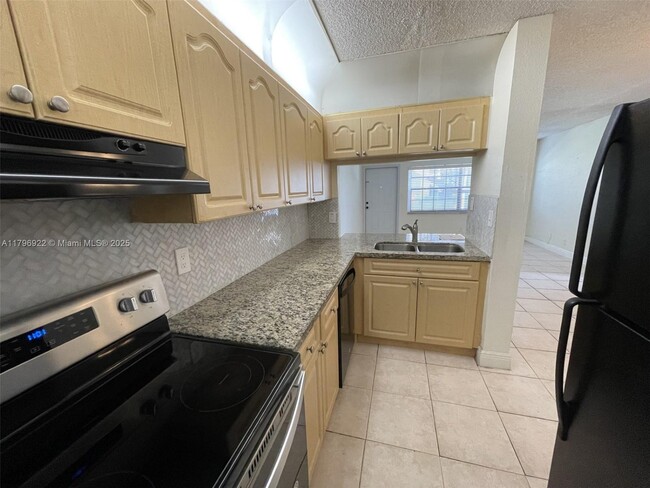 Building Photo - 2642 Riverside Dr