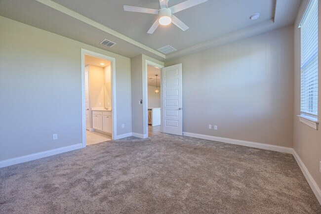 Building Photo - 6616 Cloverdale Ave