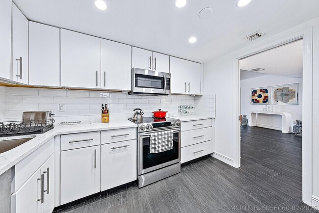Building Photo - 2760 S Ocean Blvd