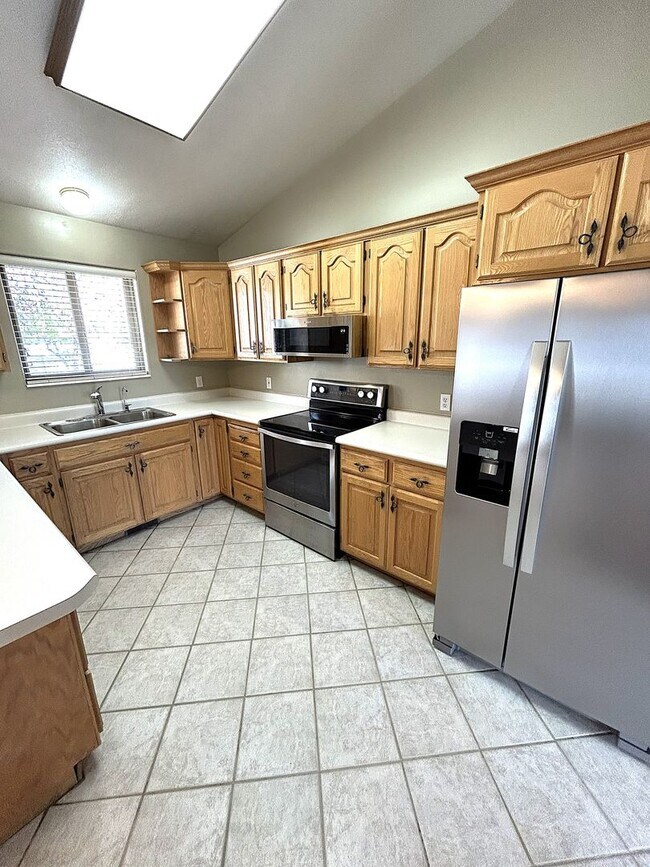 Building Photo - 5 BD 3 BA 2900 sq ft HOME IN DRAPER.