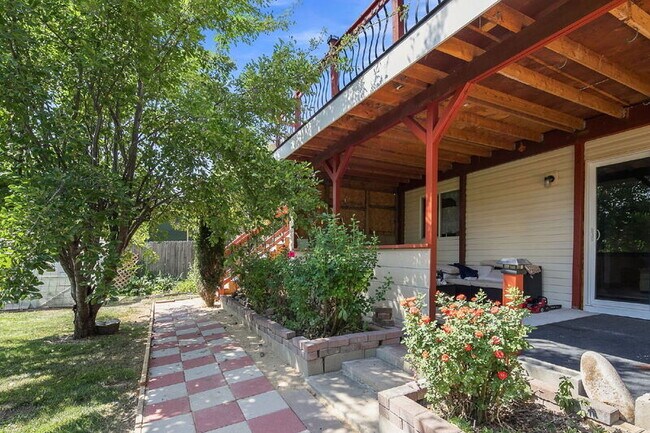 Building Photo - 1012 N Jullion Ave