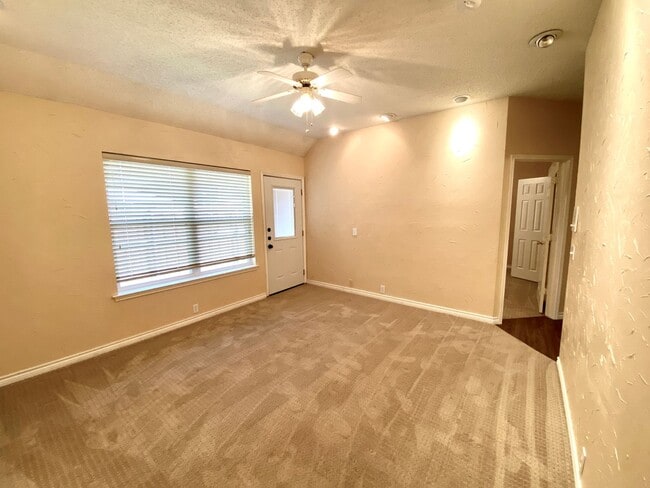 Building Photo - Introducing this inviting 3-bedroom, 2-bat...
