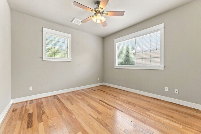 Building Photo - 305 Zennia St