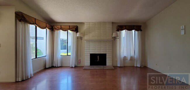 Building Photo - Cozy 2 bedroom 2 Bath home near Stowell and Broadway!