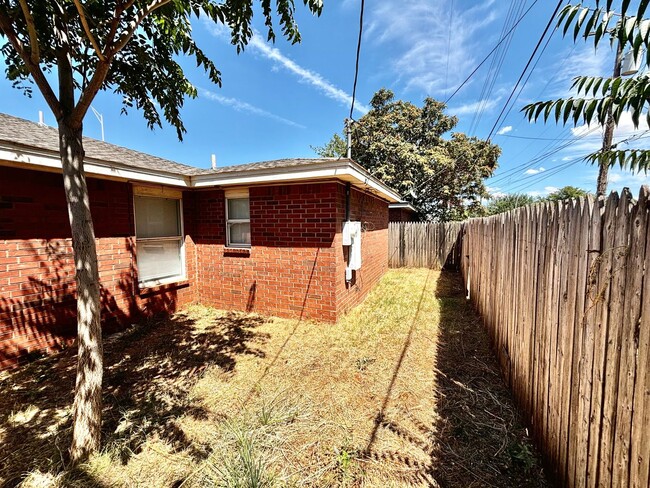 Building Photo - 3 bedroom, 2 bathroom duplex