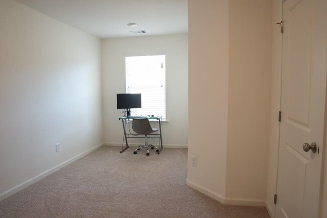 Building Photo - 916 Belfry Terrace