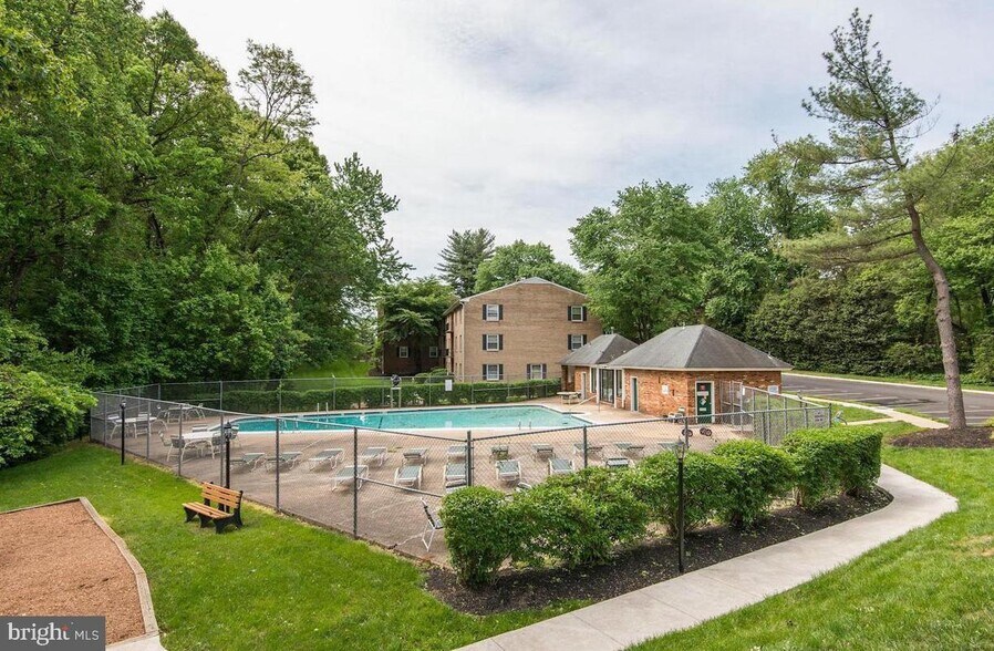 Building Photo - 3874 Lyndhurst Dr