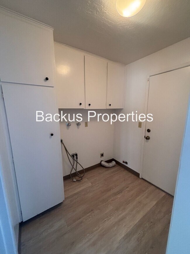 Building Photo - Wonderful newly remodeled duplex located in South Salinas