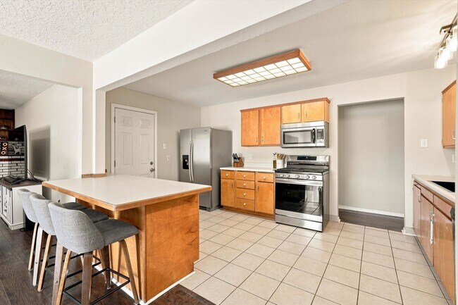 Building Photo - 3707 Comanche Rd NE