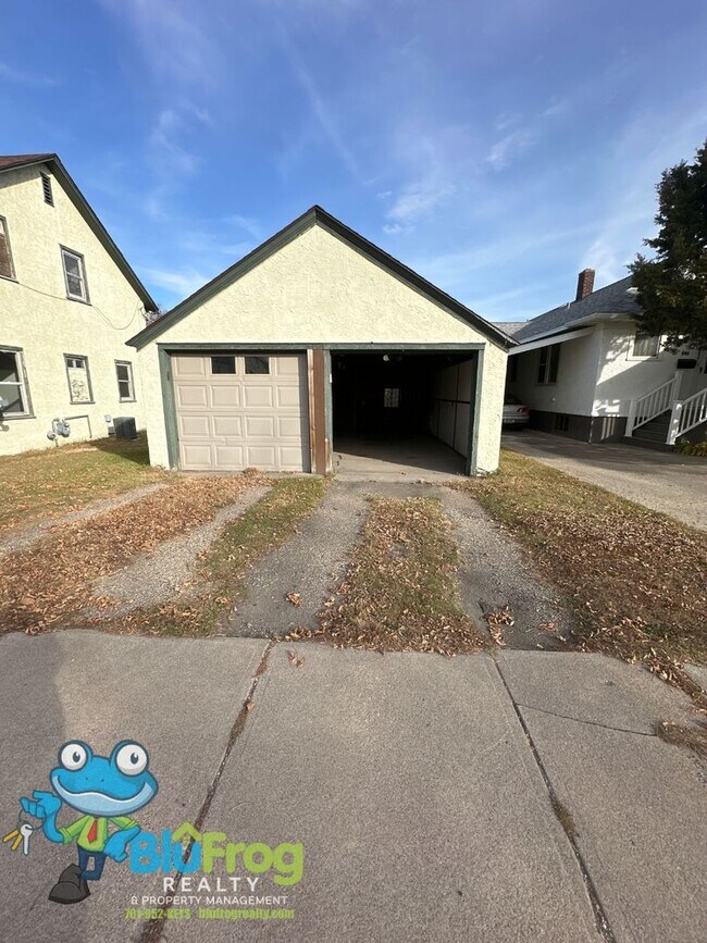 Building Photo - EZ - 402 Duplex