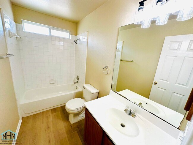 Building Photo - Big & Beautiful 5 bed/3.5 bath 2 Story hom...