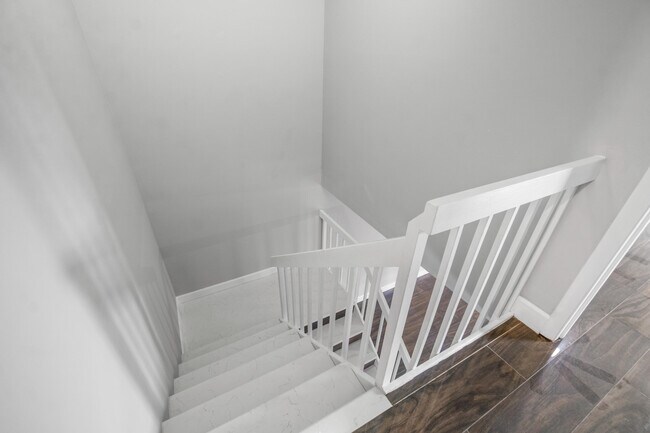 Building Photo - 1015 10th Ct