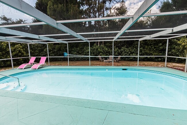 Building Photo - Pet-Friendly Home with Private Pool in Des...