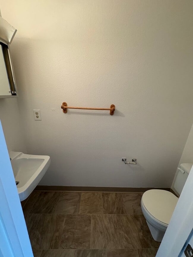 Building Photo - 2 Bedroom 1 1/2 Bath Townhome