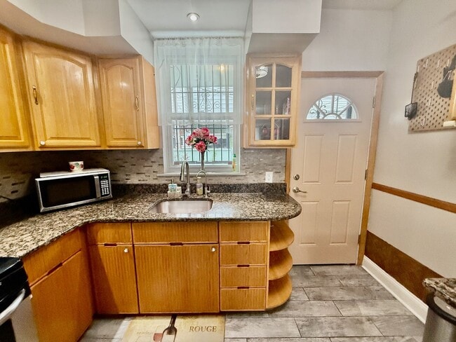 Building Photo - SPACIOUS & MODERN 3 BED/1.5 BA HOUSE w/ Central AC-HARDWOOD Flooring-WASHER/DRYER & Rear PATIO in...