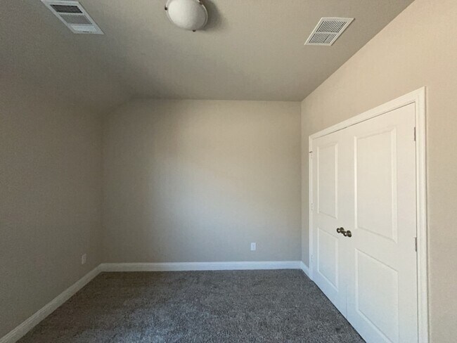 Building Photo - 612 Amenduni Ln