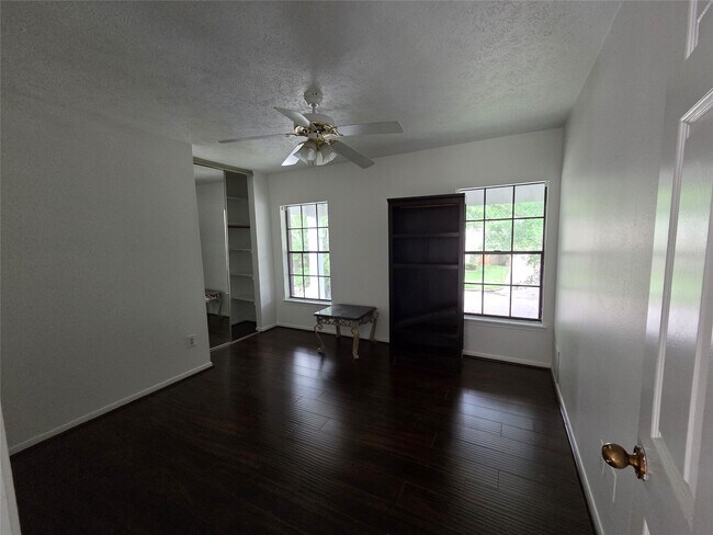 Building Photo - 2827 Lake Colony Dr