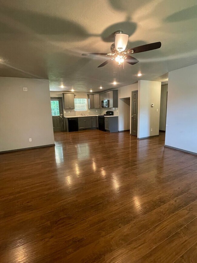 Building Photo - 3 Bedroom 2 Bath House South Springfield