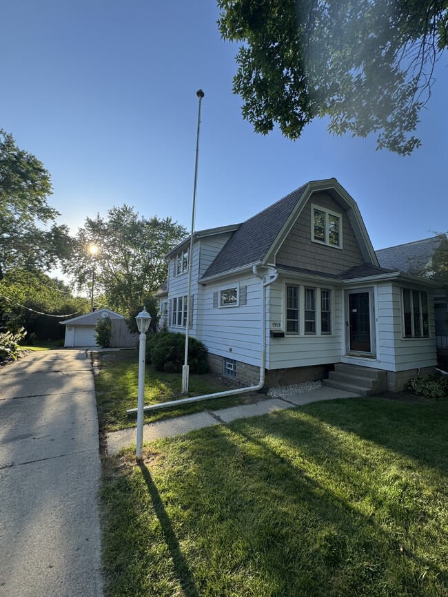 Building Photo - 1919 S 93rd St