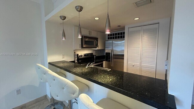 Building Photo - 540 Brickell Key Dr