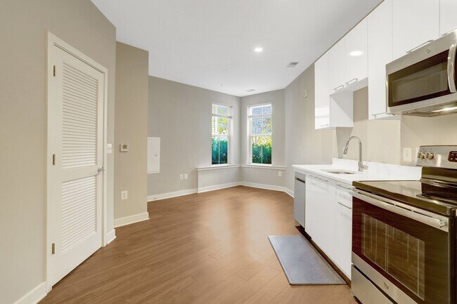 Building Photo - 1 bedroom 1 bathroom condo available immediately for rent