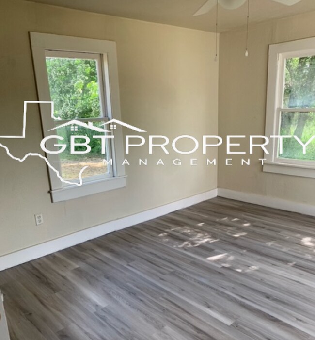 Building Photo - Single Family Home, Newly Renovated!