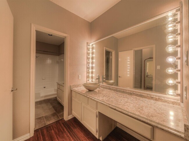 Building Photo - 17583 Red Oak Dr