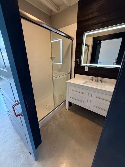 Building Photo - 475 S Hickory St