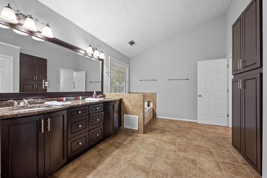 Building Photo - 350 Saddle Bridge Dr