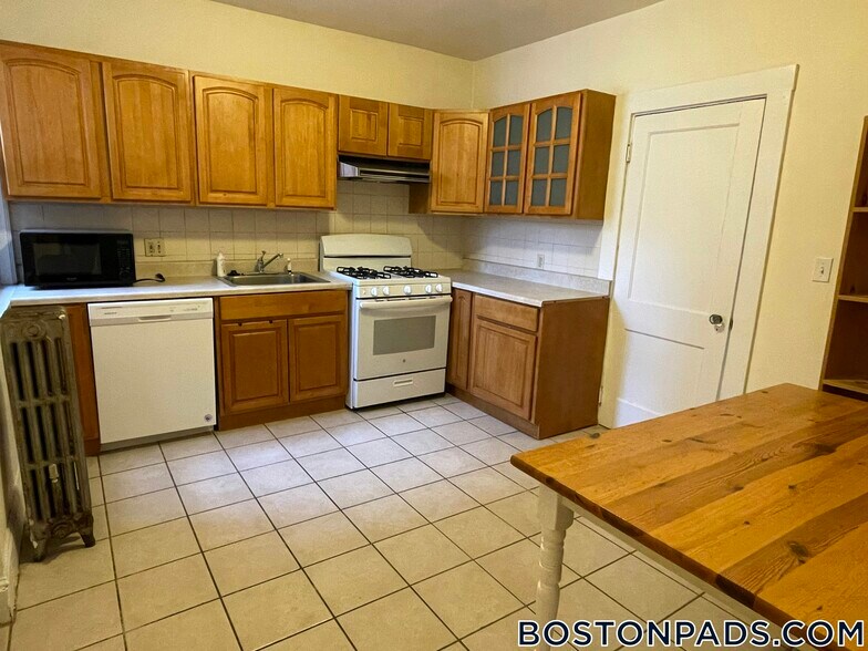 Building Photo - 194 Kelton St